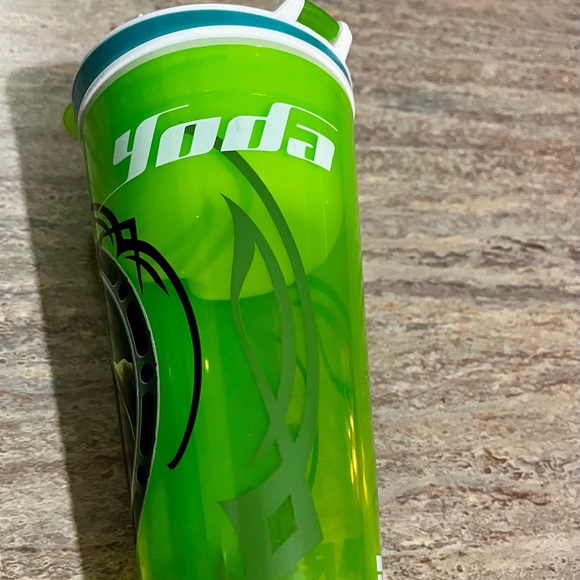 Star Wars 2-in-1 snackeez Yoda cup/snack bowl and straw - Picture 2 of 16